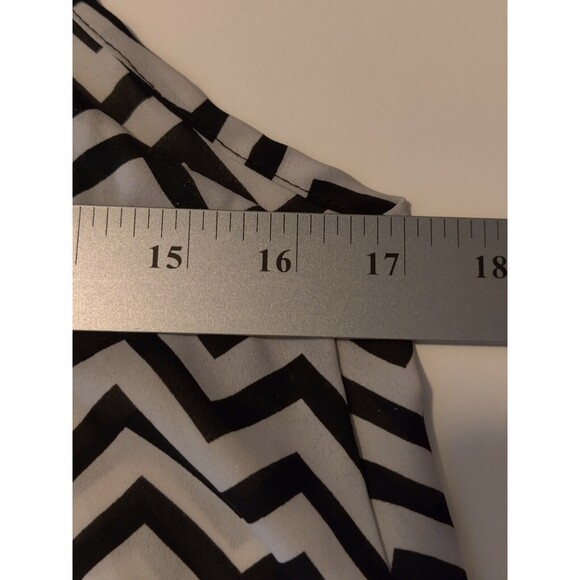 VTG. Tyche Women's Sleeveless Black &‎ White Chevron Pattern Tank Top Size Small - Picture 8 of 10